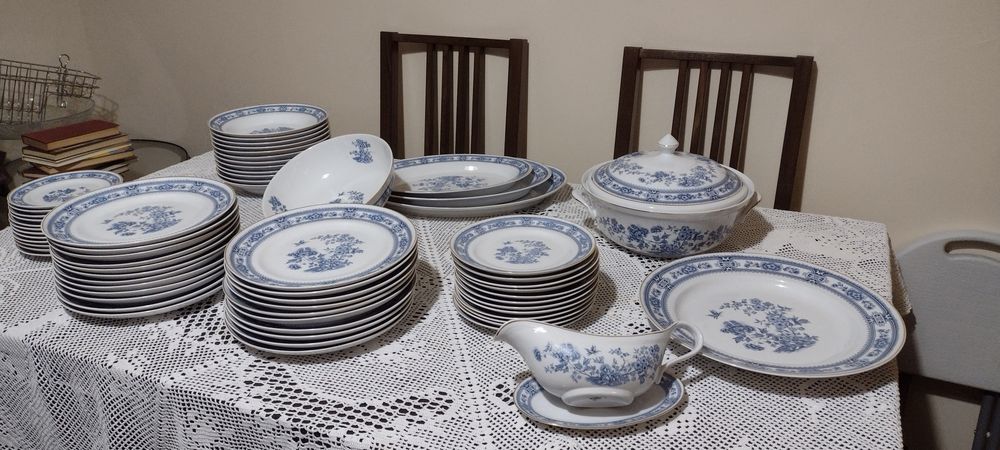 Serviço de loiça, antigo e muito bem estimado e toalha de mesa em croc