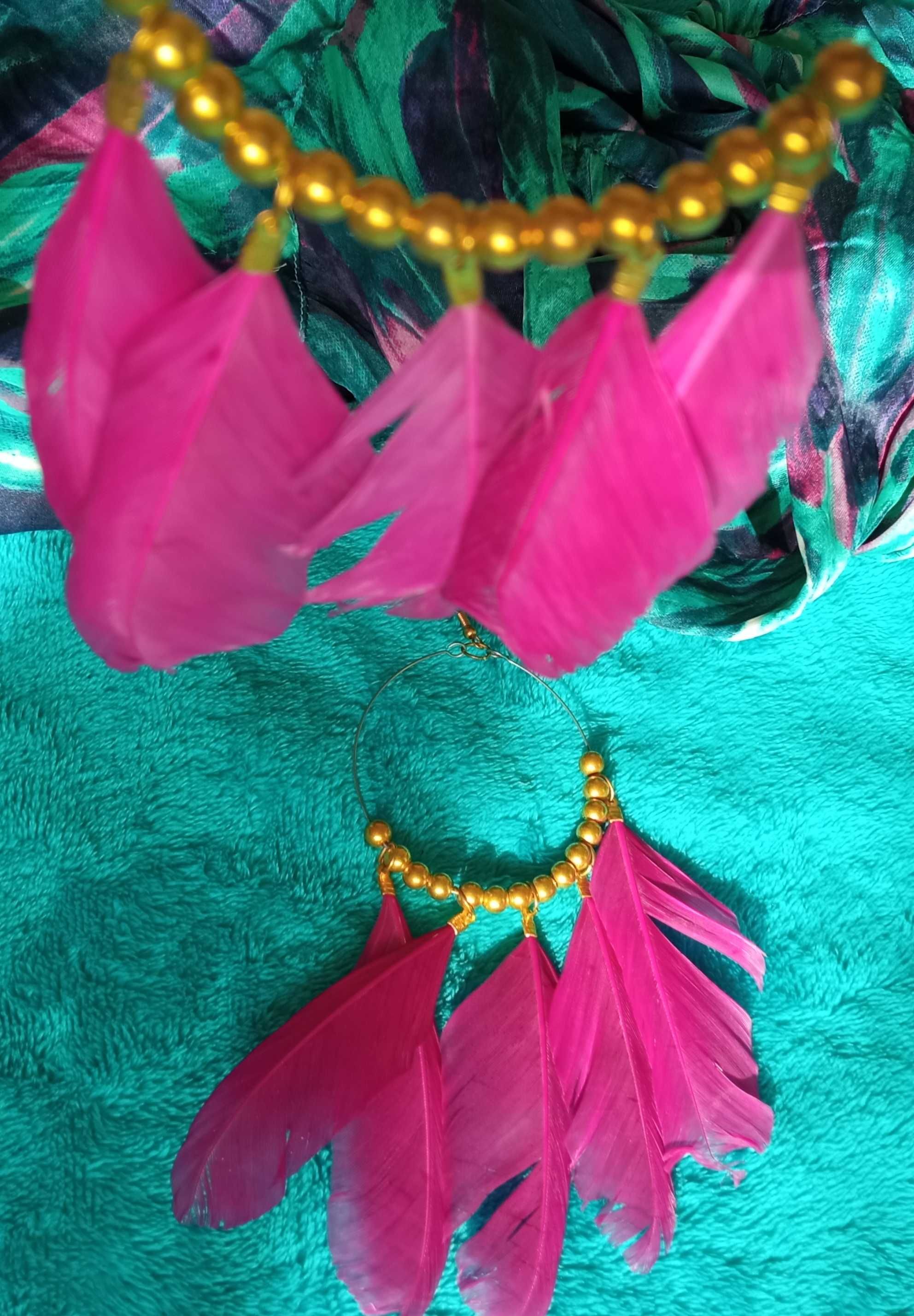 indyjskie kolczyki pióra w modnym kolorze fuksji