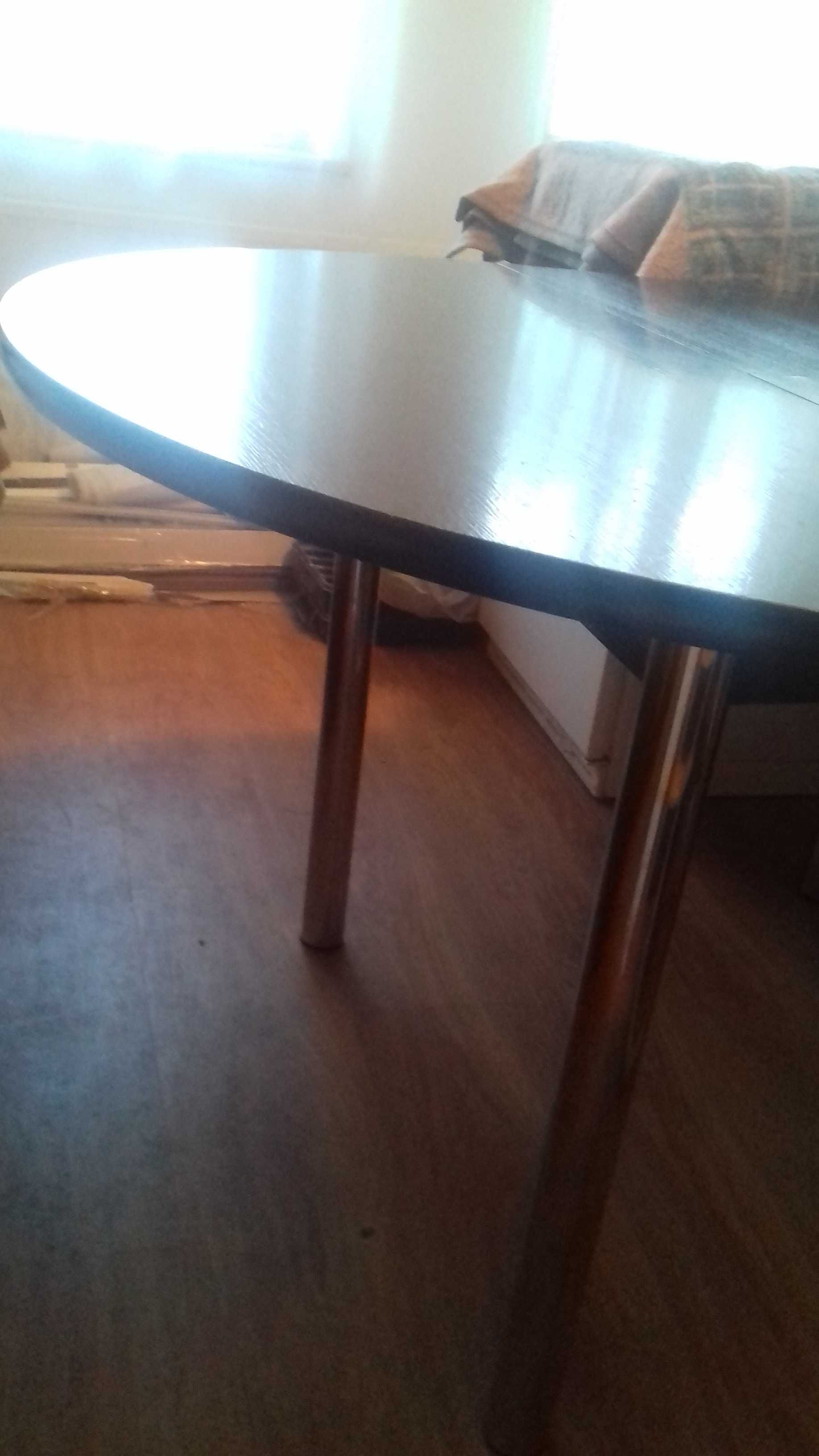 Stół rozkładany z chromowanymi nogami.