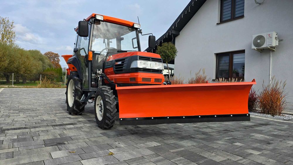 Zestaw Zimowy do odśnieżania Kubota z pługiem i solarka Grzana Kabina