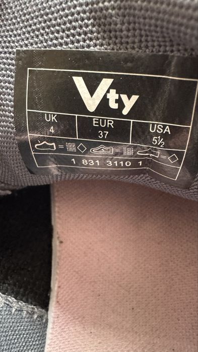 Кросівки жіночі.стан гарний.Розмір 37.Сірого кольору