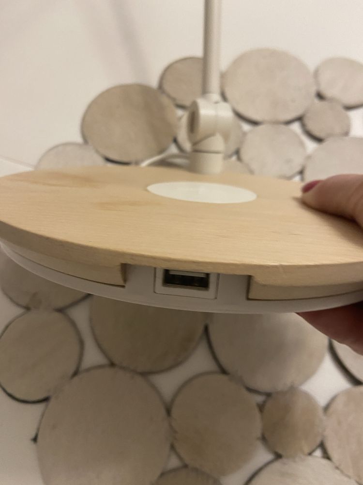 Ikea Riggat lampka z ładowarką indukcyjną