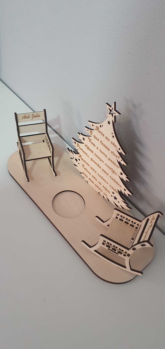 Natal, suporte de vela com àrvore e cadeiras.