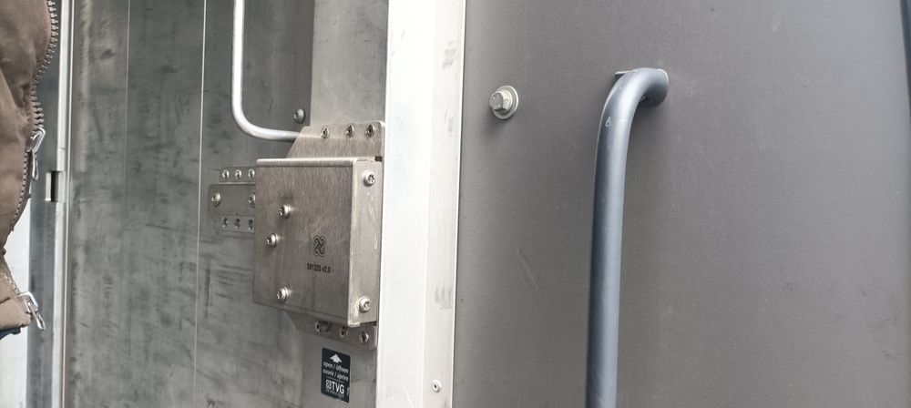 porta blindada entre carga e cabine, Mercedes sprinter