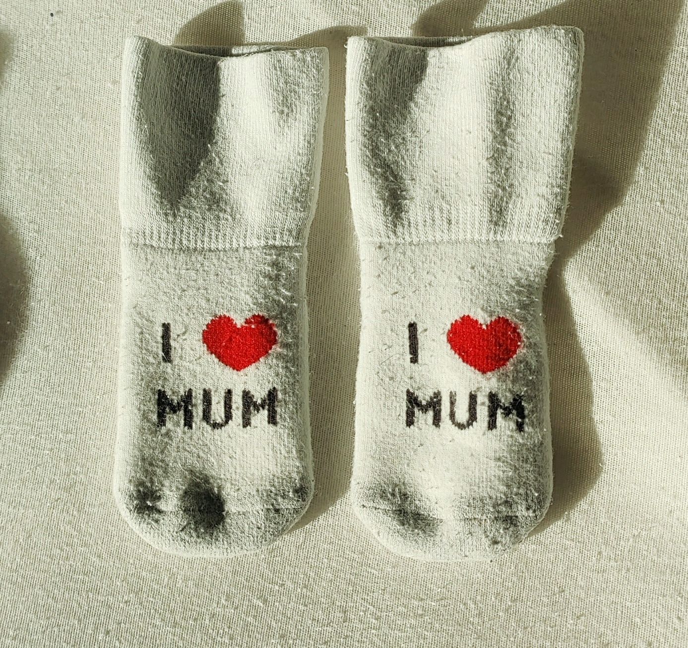Białe skarpetki niemowlęce i love mum
