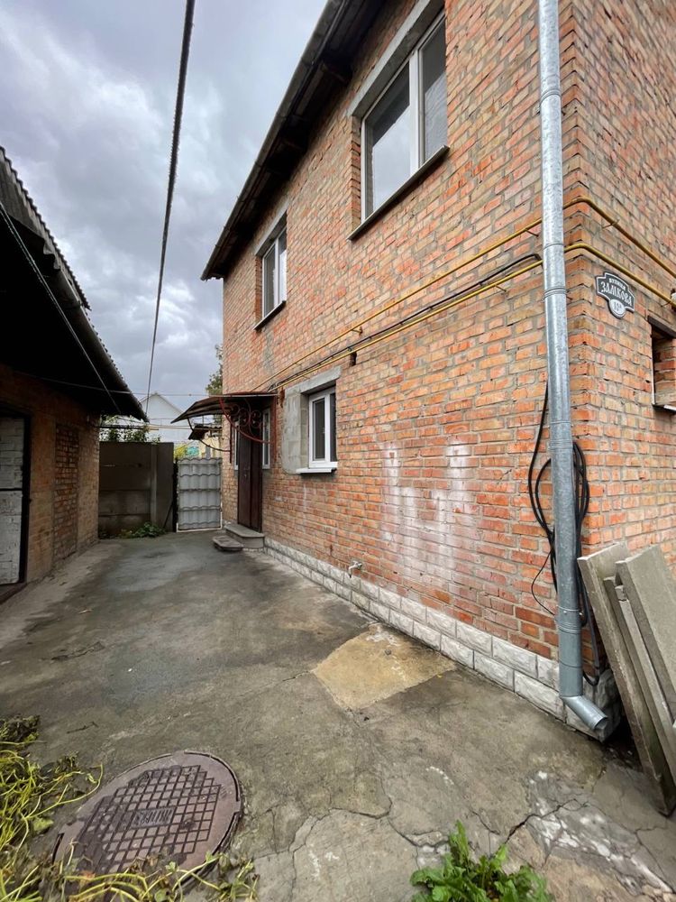 Продам частину будинку в центрі міста. Вул. Замкова