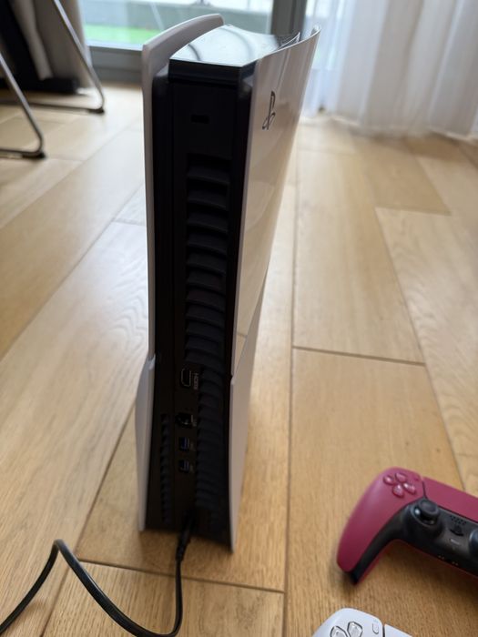 PlayStation 5 (1TB, wersja z napędem) + 2 pady • Stan idealny