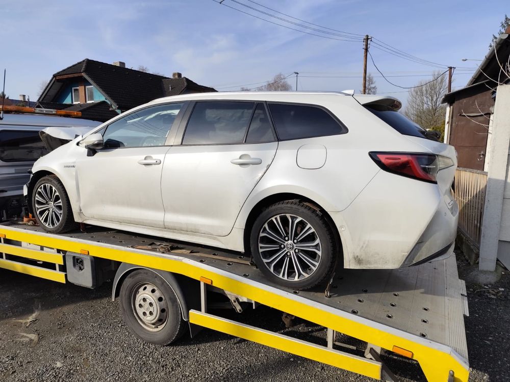Toyota Corolla kombi HYBRID uszkodzona