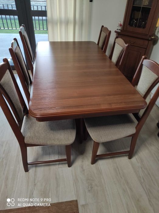 Stół i krzesła oraz witryna .