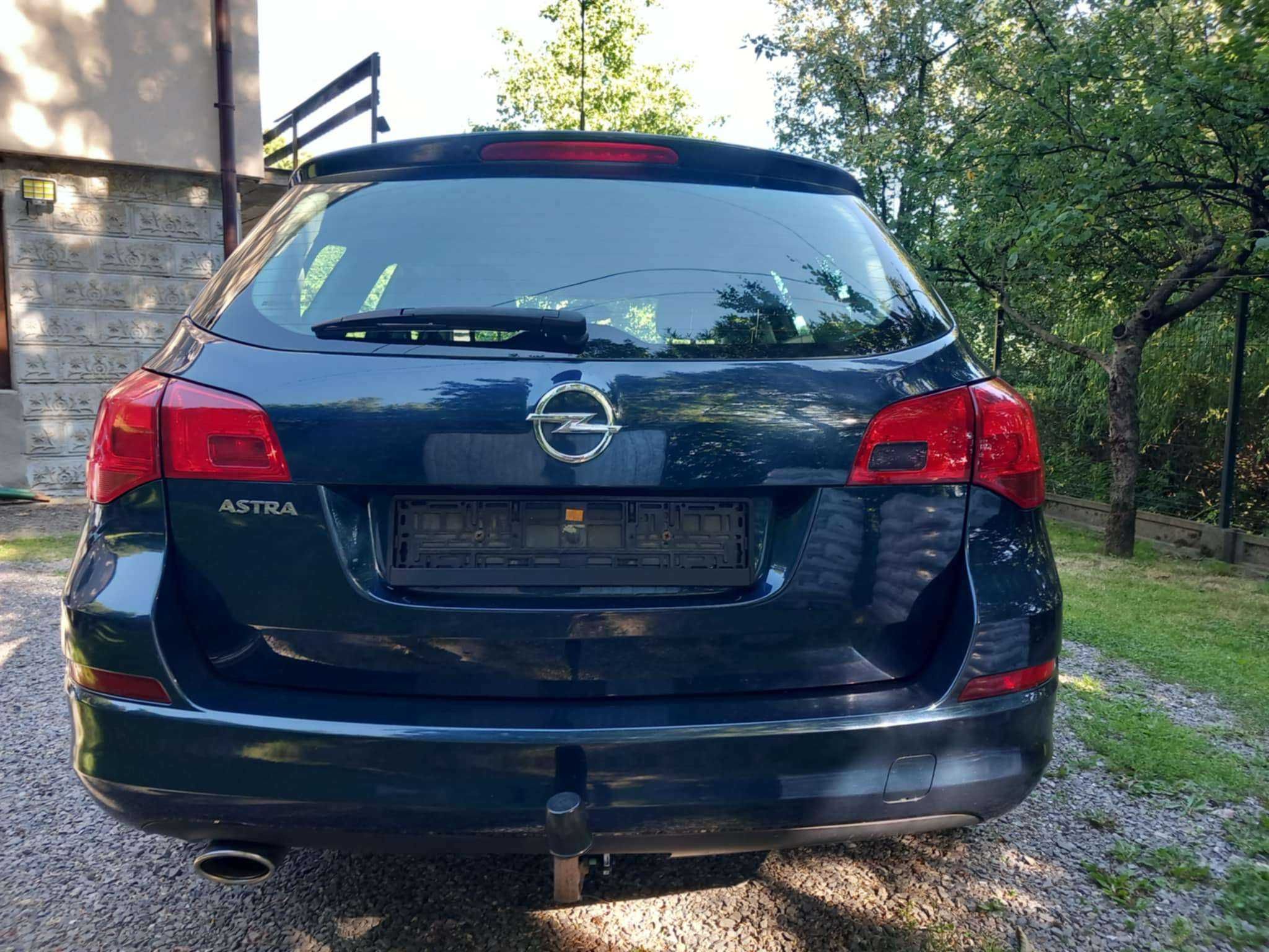 Opel astra-j 2012r stan bardzo dobry