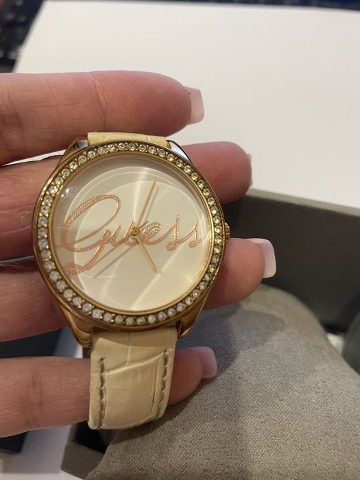 Продам стильные женские часы guess