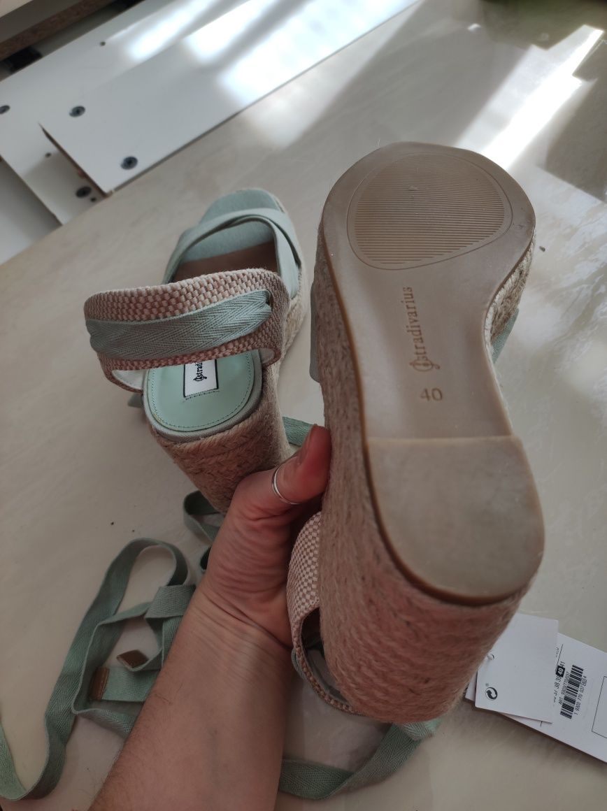Новые босоножки на танкетке Stradivarius, размер 40-41