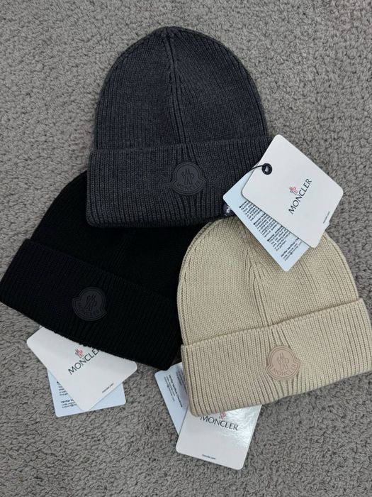 Продам!!!Шапка Moncler