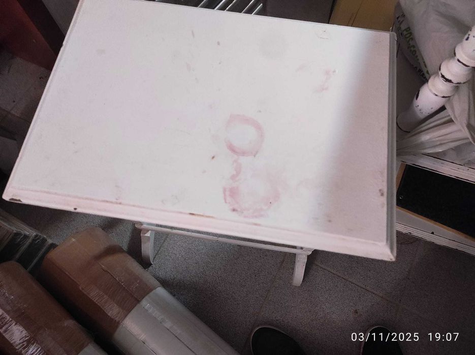 Mesunha de cabeceira antiga à  venda como está.