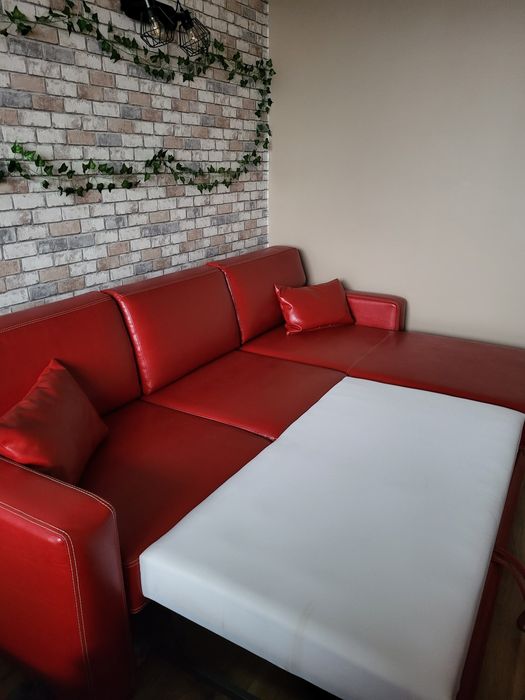 Przepiękna czerwona kanapa w zestawie z fotel