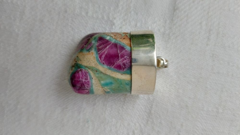 Wisorek rubin w zoisycie