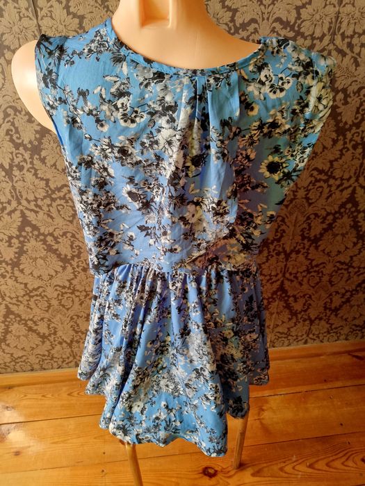 niebieska sukienka w kwiaty 10/38