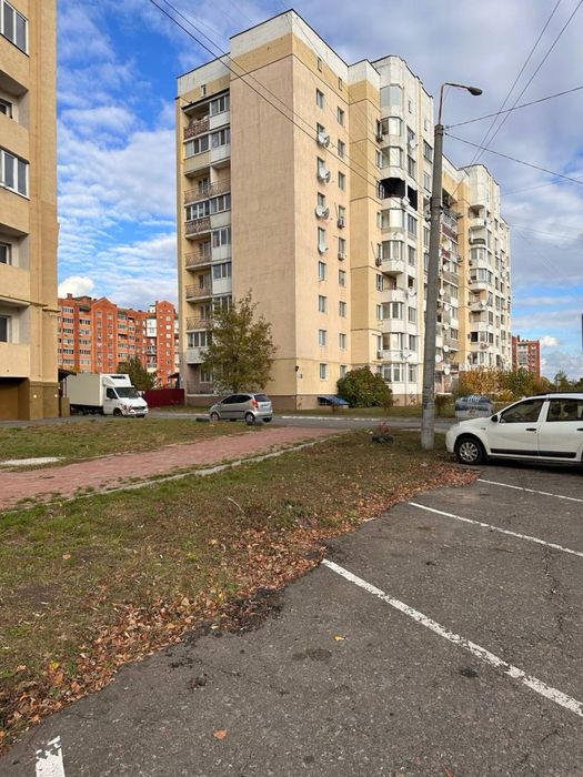 Здається в оренду цьокольне приміщення, окремий вхід з фасаду