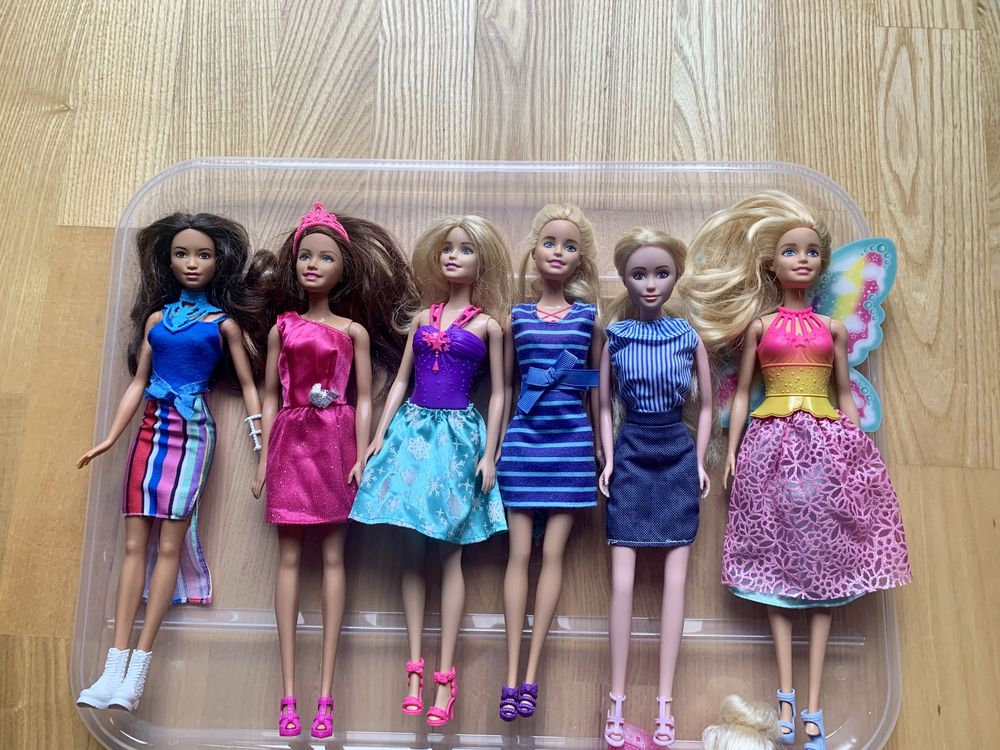 Zestaw 14 lalek, w tym 8 oryginalnych Barbie