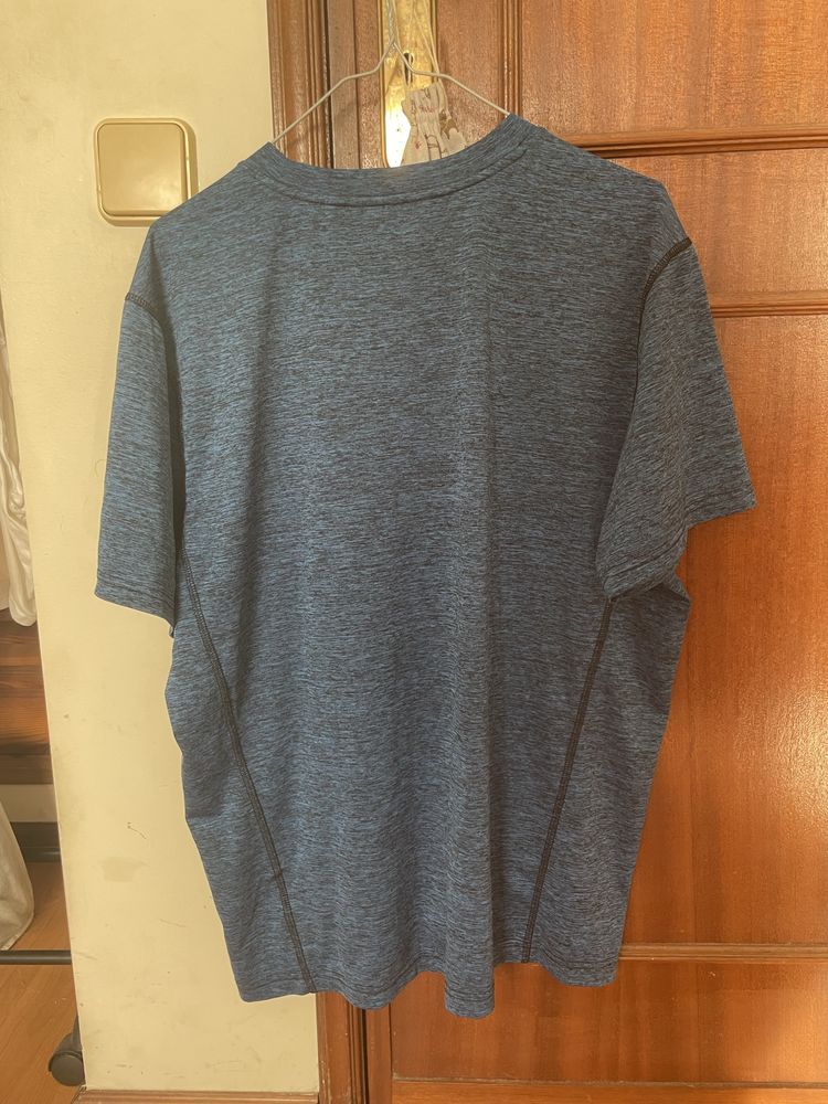 T-shirt azul desportiva