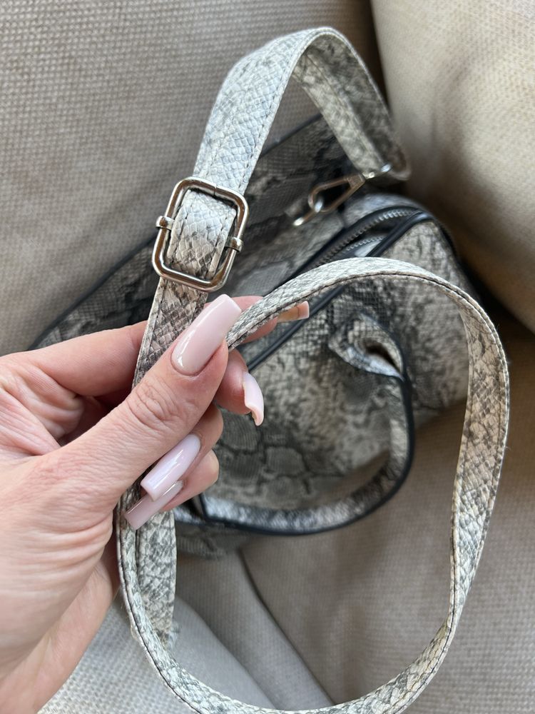 Wężowa torebka średniej wielkosci elegancka