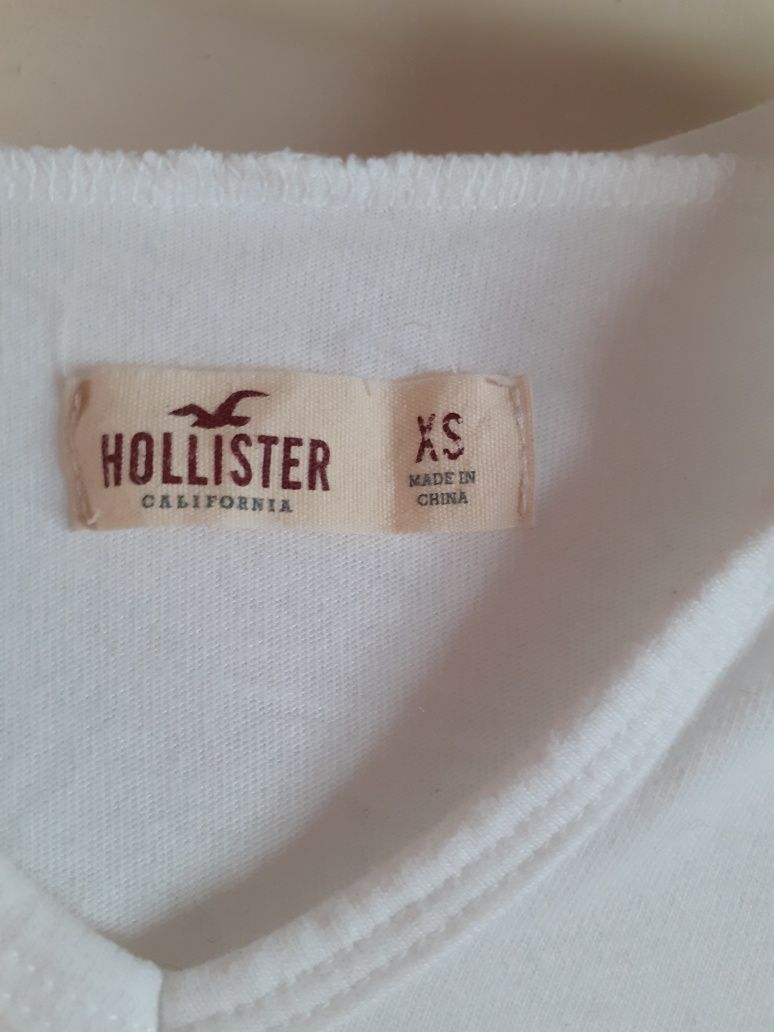 Biała bluza Hollister z kapturem