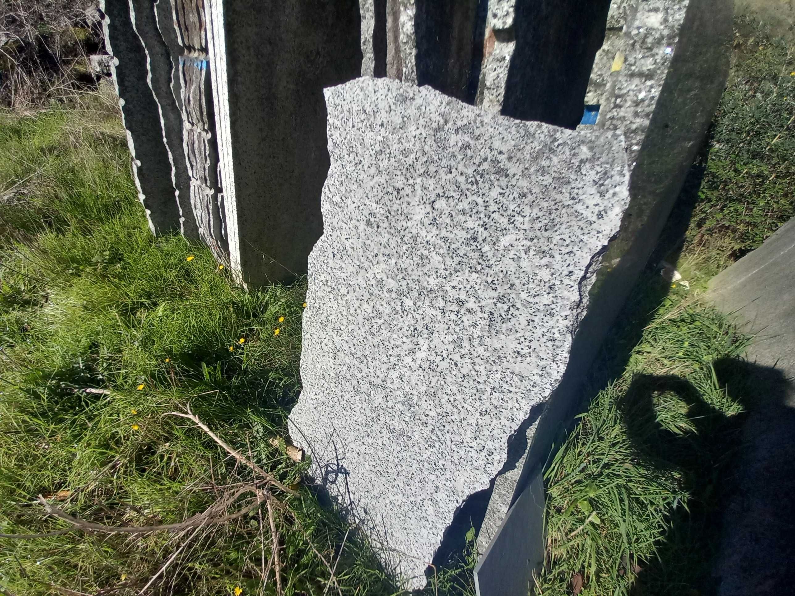 VENDE-SE Pedra serrada com e sem acabamento