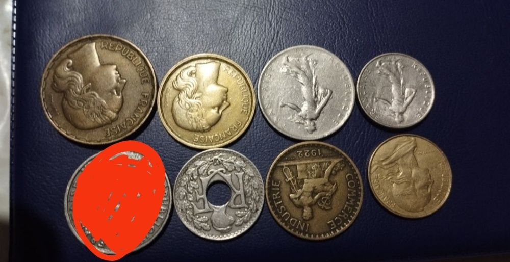 Монеты Франции и США разных годов.