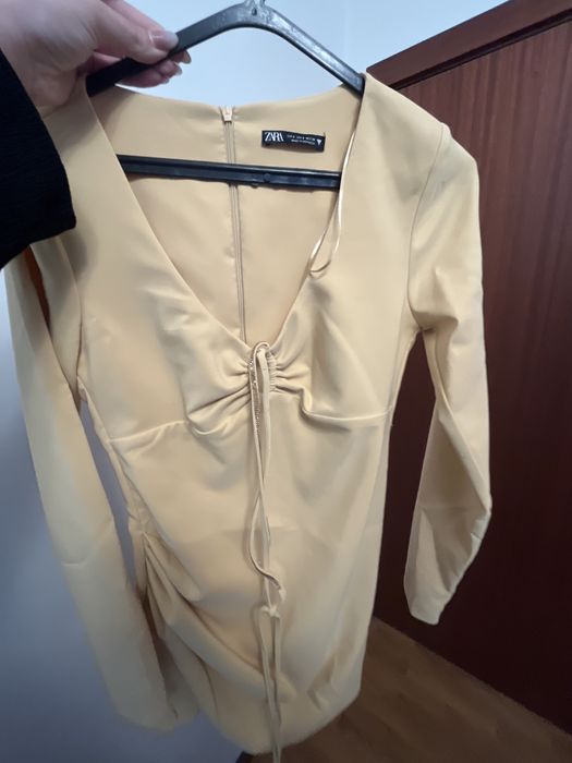 Vestido amarelo até ao joelho