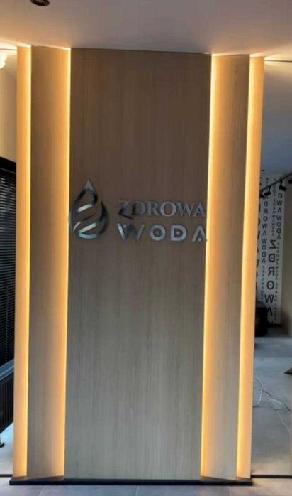 Ściana dekoracyjna led panele + lusrta + pólki