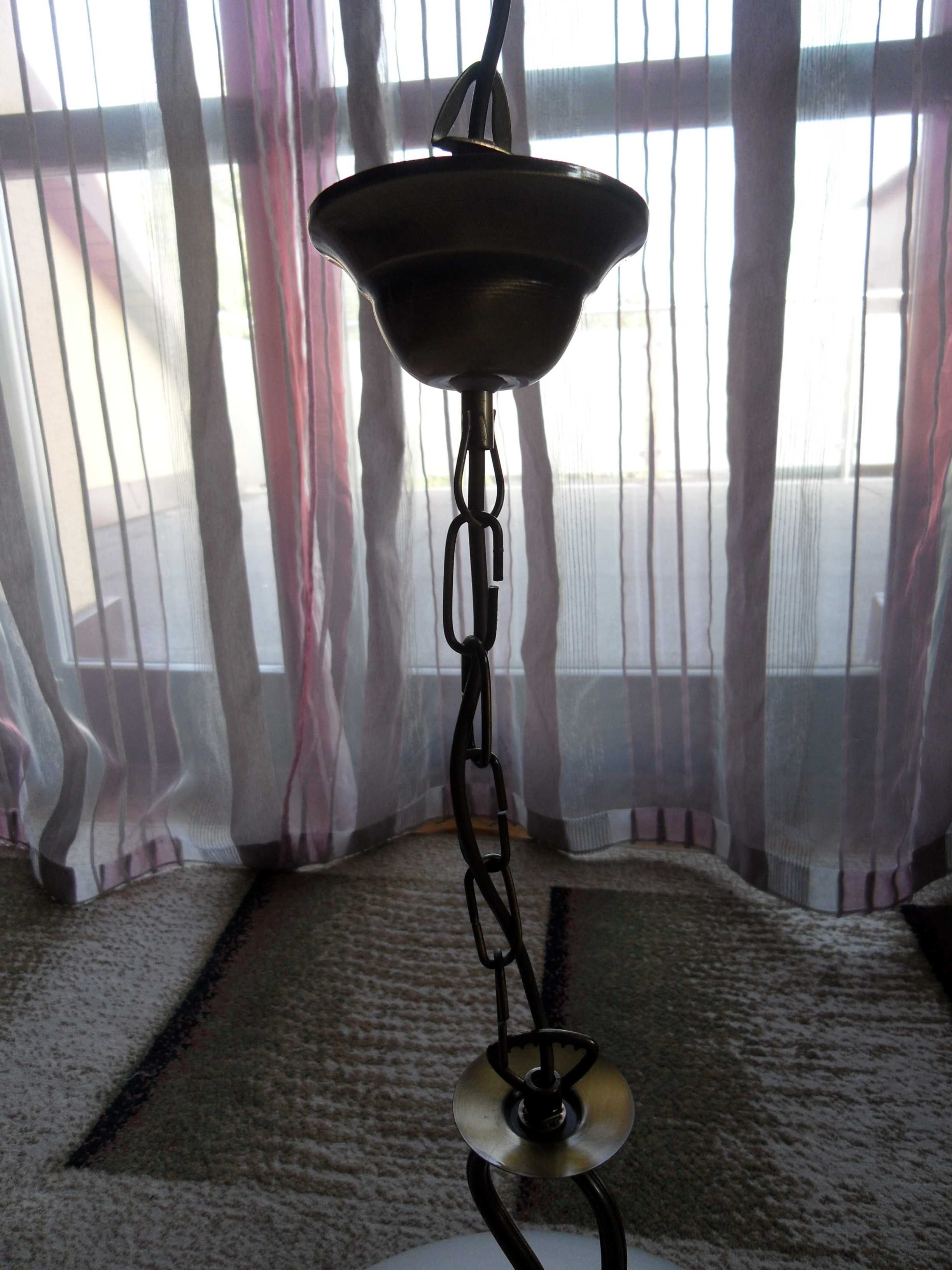 Mosiężna lampa wisząca, sufitowa z dużym mlecznym kloszem, lata 70-te