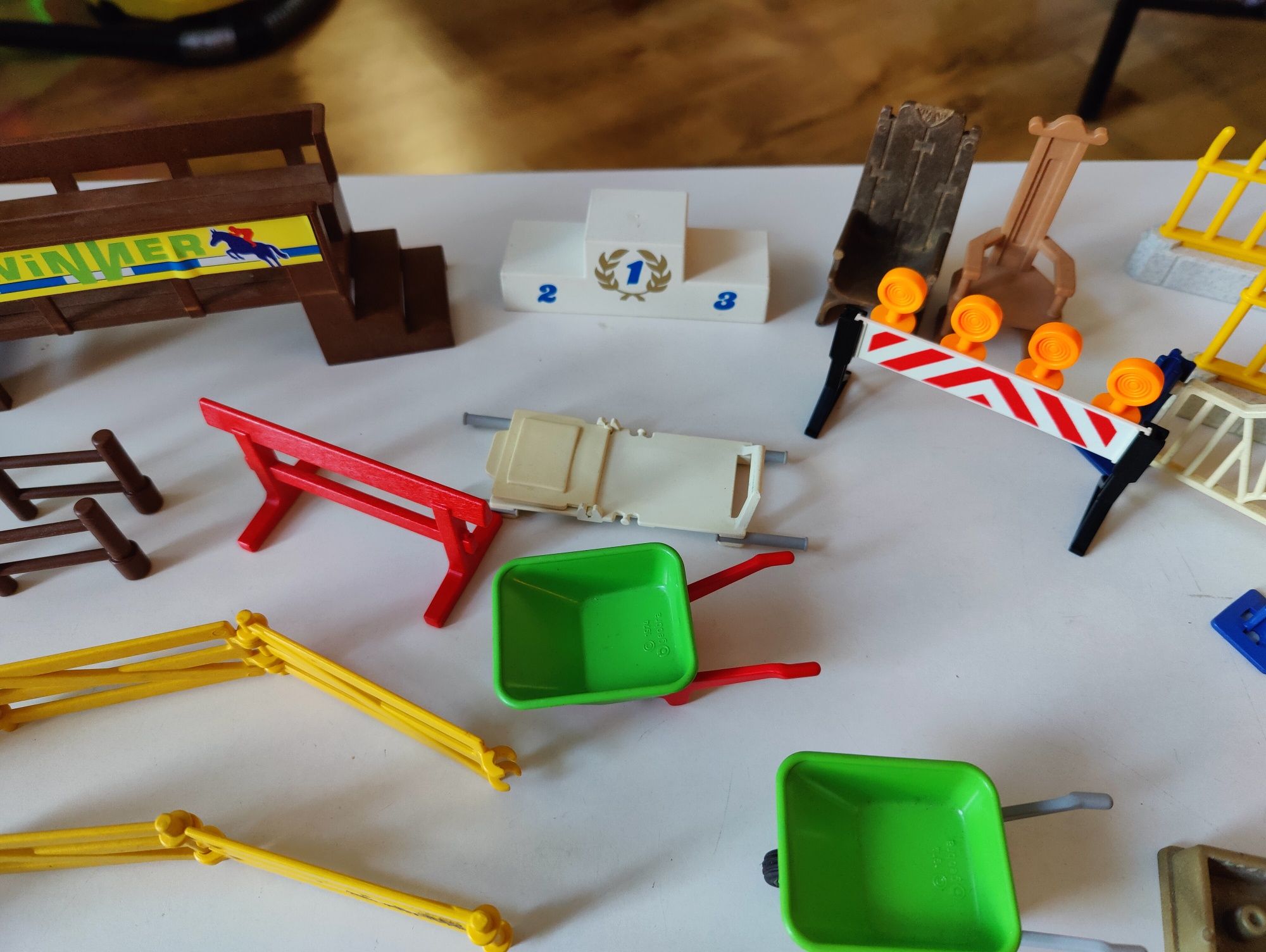 Elementy Playmobil- nosze, kroplówką, plotki, łódź, deskorolki