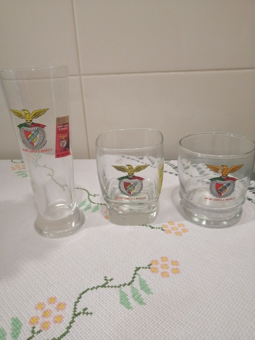 6 chávenas almoçoadeiras louça + copos do Benfica