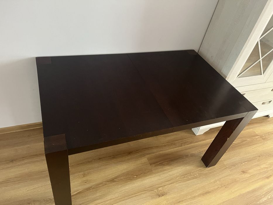 Stół drewniany do jadalni salonu