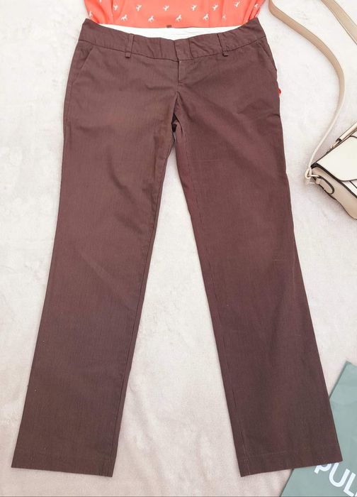 Класичні брюки в тонку смужку.