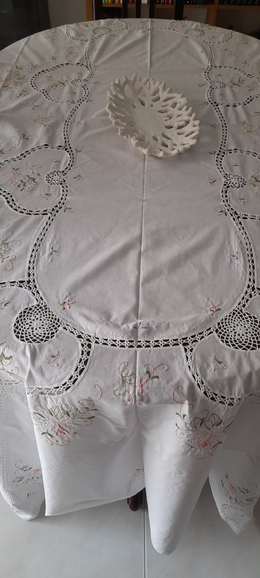 Toalha de mesa bordada