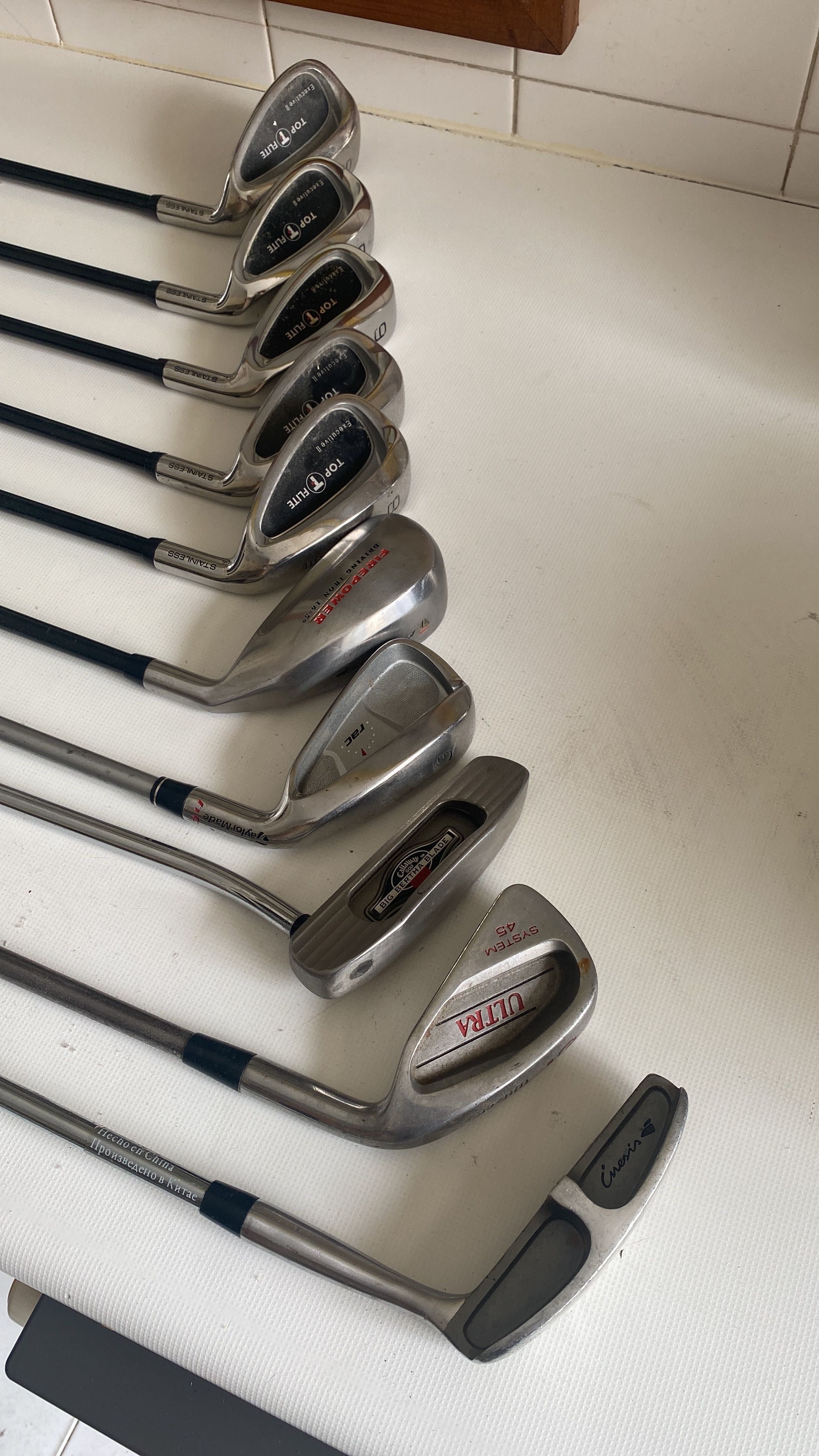 Tacos de golf - ferros e madeiras disponíveis para venda