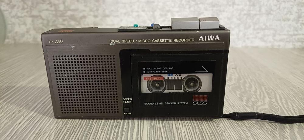 микрокассетный рекордер Aiwa TP-M9.