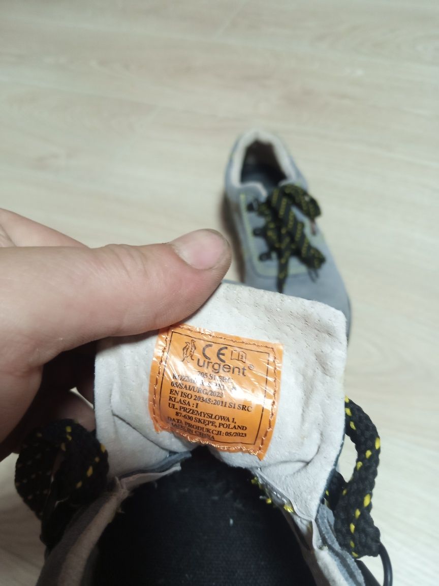 Продаються бути ( робоче взуття )