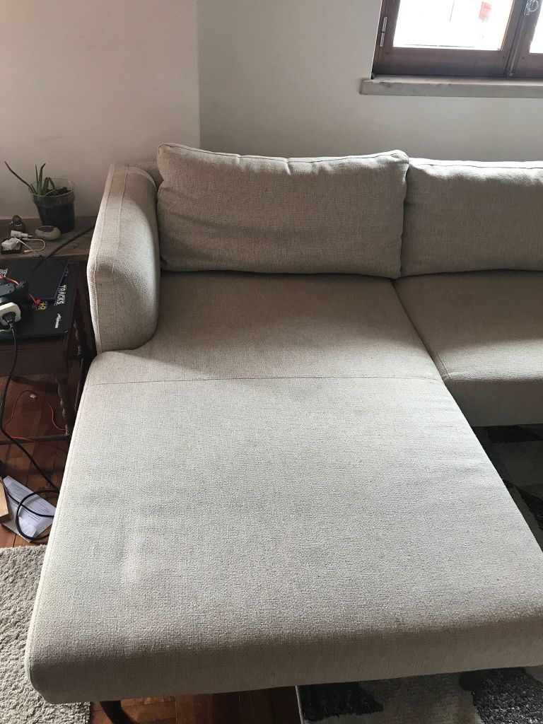 Sofá 3 lugares chaise longue esquerdo não retrátil.