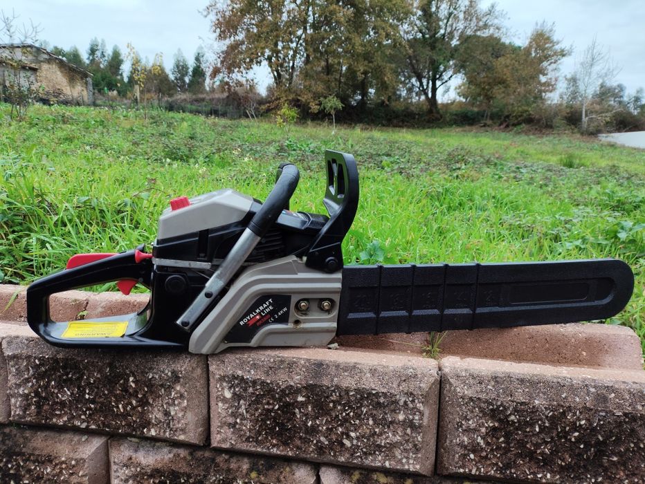 Motosserra com pouco uso.