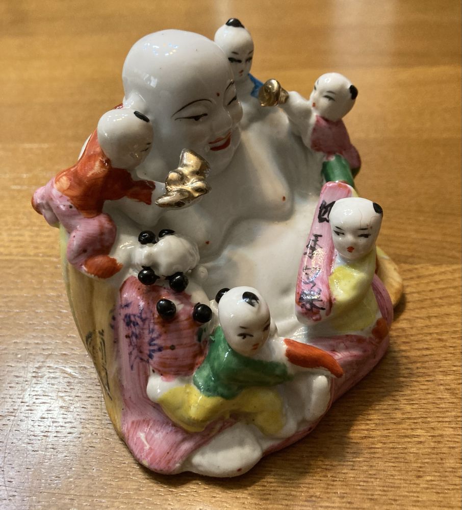 Buda da fertilidade em porcelana
