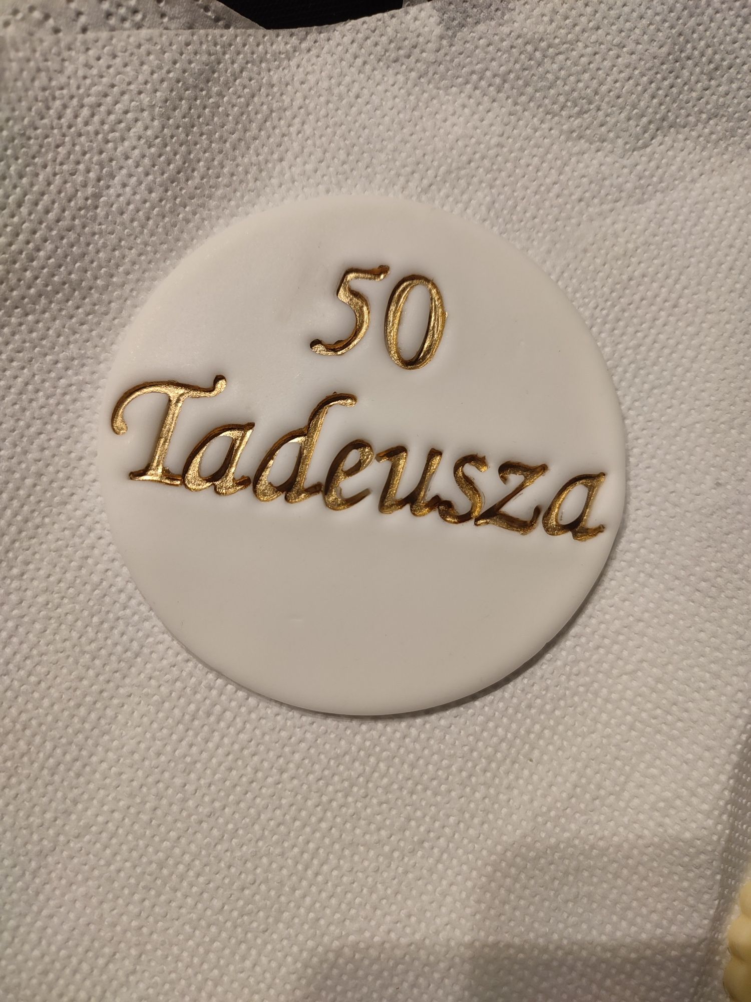 Tabliczka z imieniem z masy cukrowej dekoracja na tort