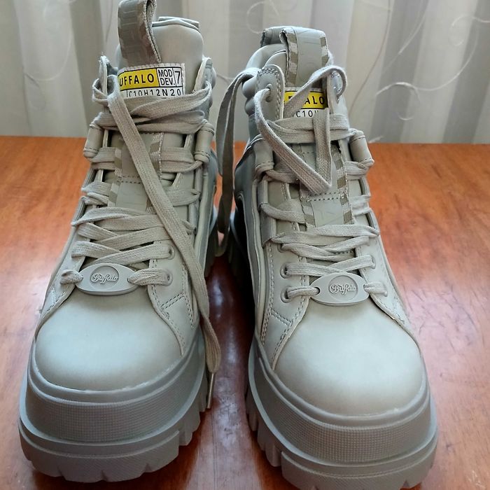 Нове жіноче взуття