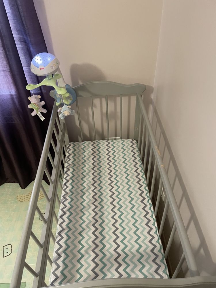 Дитяче ліжечко з матрацом та світильник-карусель