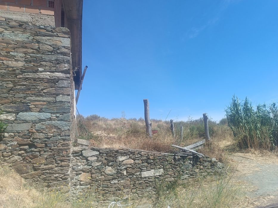 Quinta com 1,7 hectares e casa de 3 andares – Peredo, Macedo de Cavale