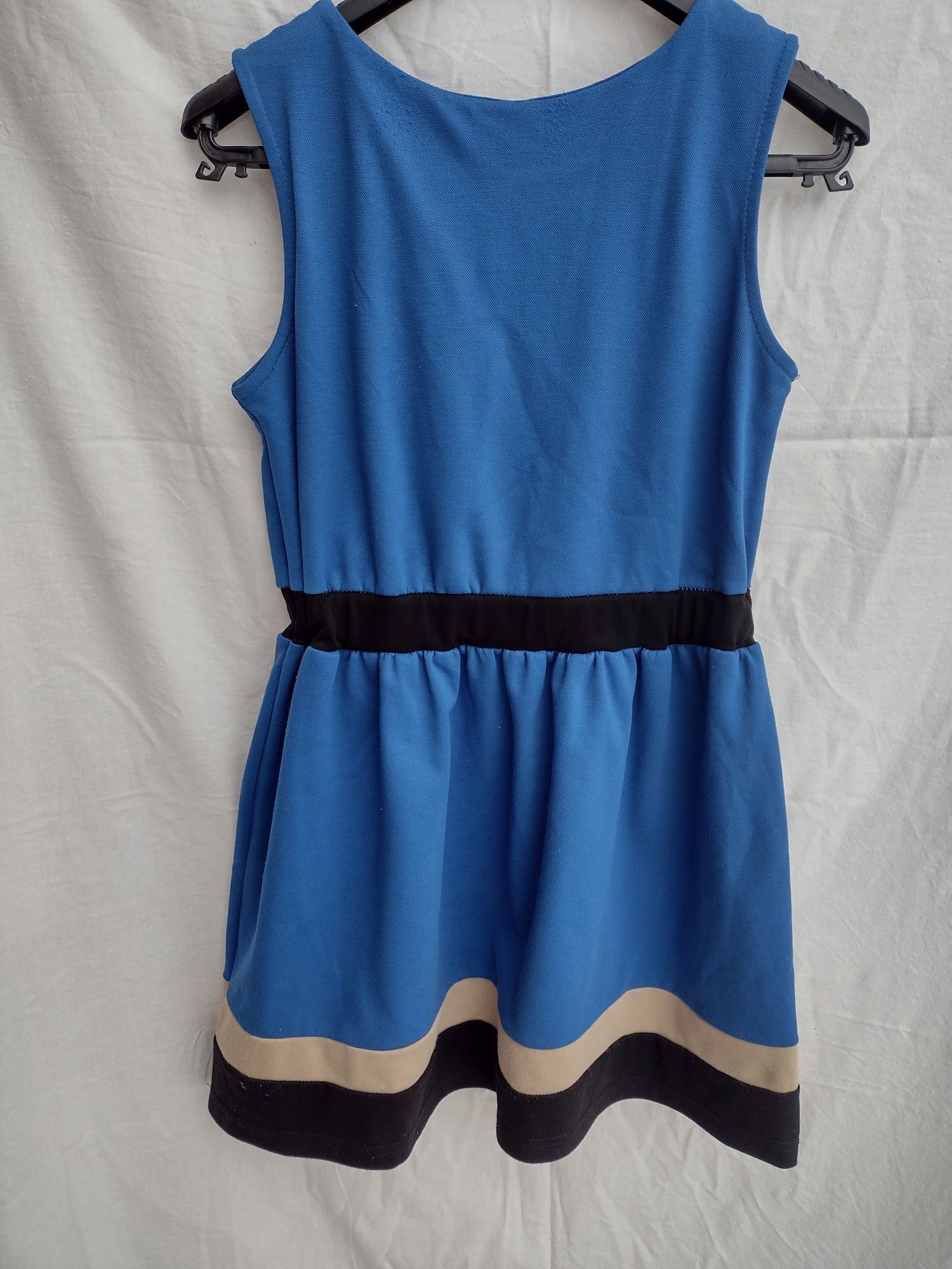 Niebieska z czarno-beżową wstawką sukienka na szerokich ramiączkach