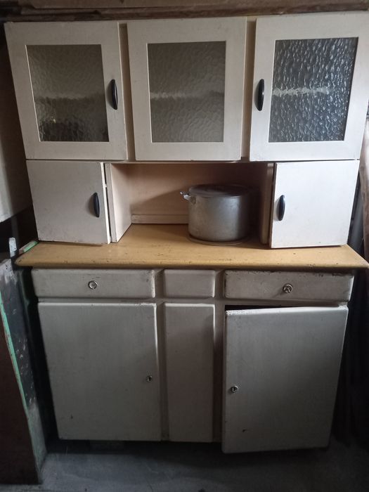 Stary kredens kuchenny z czasów prl