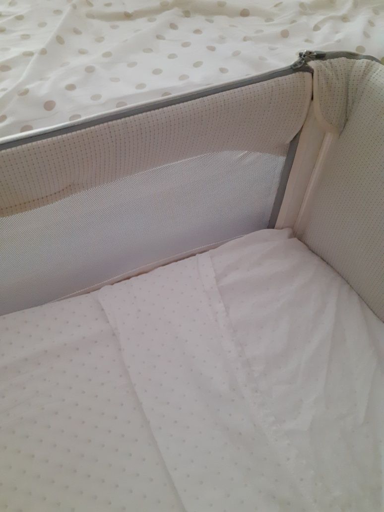 Berço Chicco Next2me / Next to me e conjunto de roupa de cama