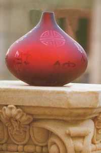 Ciekawy czerwony wazon z efektem "mrożonego"szkła